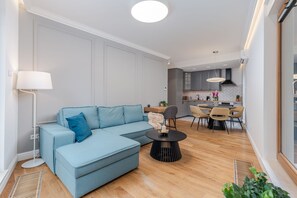 Executive-Apartment | Wohnbereich | 55-Zoll-LED-Fernseher mit Kabelempfang, Fernseher