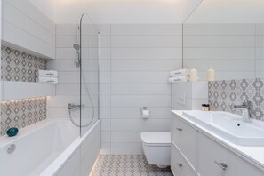 Executive Apartment | Bathroom | Combined shower/tub - EXCLUSIVE Aparthotel KRK Lubicz C4 with Garden (Kraków)