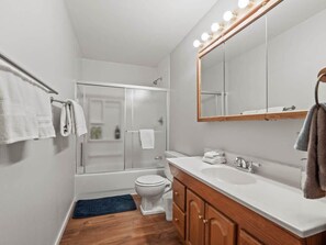 Bathtub, towels - 602 West 8th — 4BR Leadville Home, Hot Tub, Deck, Dogs OK, On the Mineral Belt (Leadville)