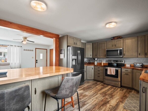 Refrigerador, microondas, horno y parrilla de estufa