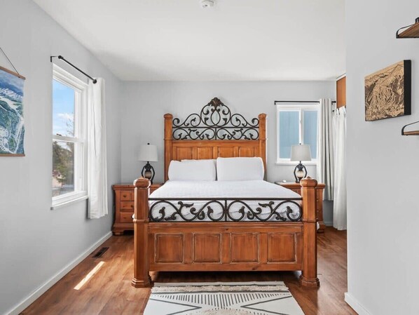 4 bedrooms, WiFi, bed sheets - 602 West 8th — 4BR Leadville Home, Hot Tub, Deck, Dogs OK, On the Mineral Belt (Leadville)