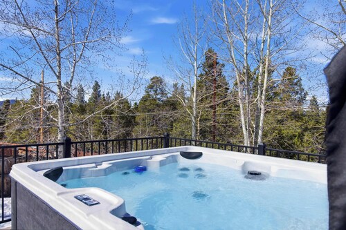 Spacious 4BR - Deck, Grill, Pets OK & for Groups