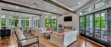 Televisión, mesa de ping pong, oficina