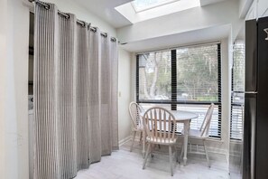 Dining - Lovely 2BR/2Bath Flat Facing Sea Pines Forest Preserve (Hilton Head Island)