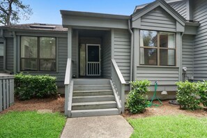 Exterior - Lovely 2BR/2Bath Flat Facing Sea Pines Forest Preserve (Hilton Head Island)