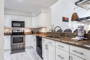 冷蔵庫、電子レンジ、オーブン、コンロ