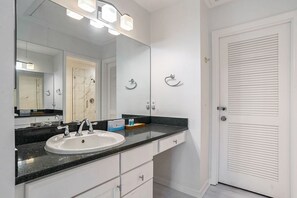 Shower, hair dryer, towels - Lovely 2BR/2Bath Flat Facing Sea Pines Forest Preserve (Hilton Head Island)
