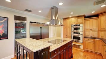 Refrigerador, cafetera/tetera, utensilios de cocina