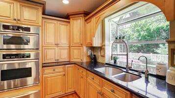 Jääkaappi, kahvin-/teenkeitin, keittoastiat/astiat/ruokailuvälineet