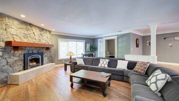 Een televisie en een open haard