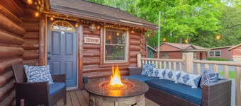 Cute Log Cabin! Boyne Mountain! Hot Tub! Walloon Lake! Waterpark!