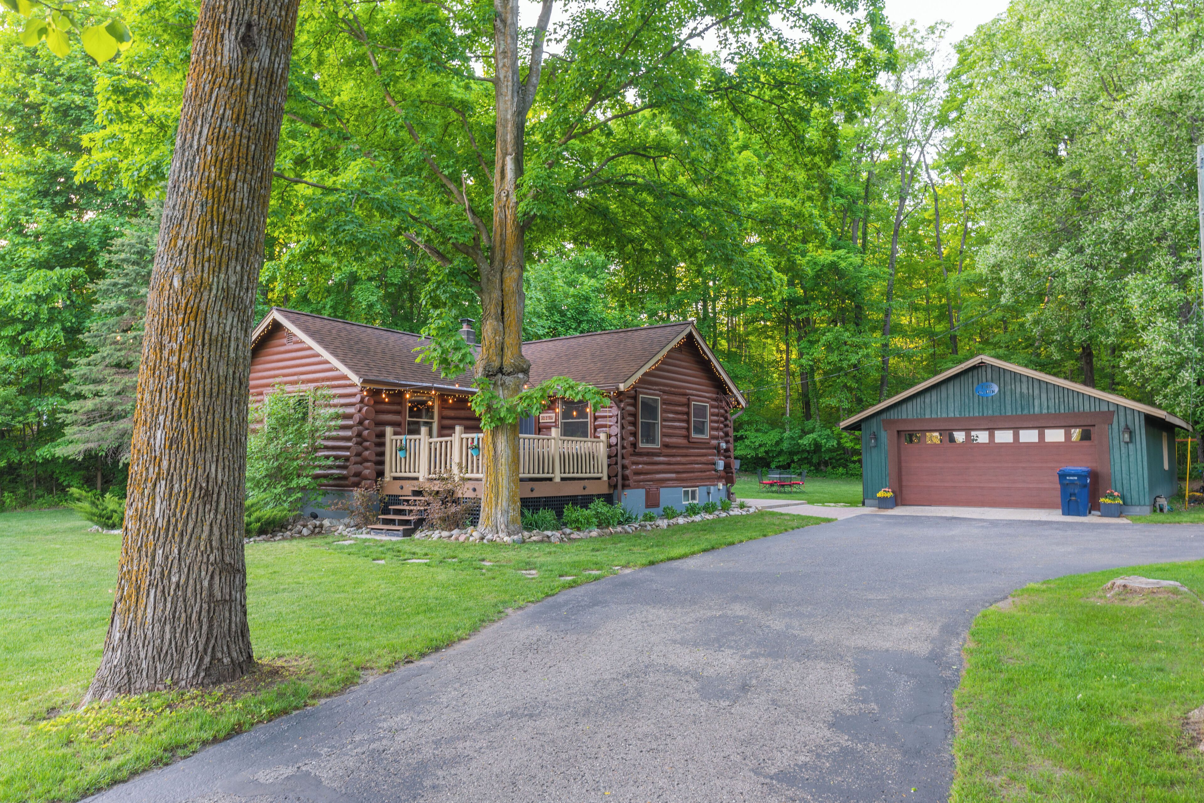 Cute Log Cabin! Hot Tub! Pets! Avalanche Bay Waterpark!