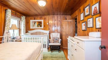 2 Schlafzimmer, Schreibtisch, Reisekinderbett, kostenloses WLAN
