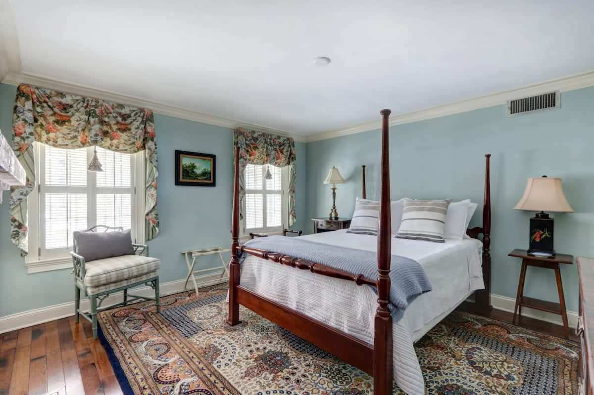 1 bedroom, desk, iron/ironing board, WiFi