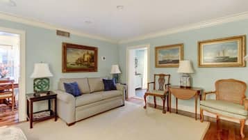 Televisión, chimenea y oficina