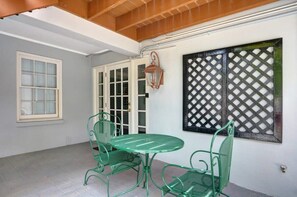 Dining - Liberty Garden, Historic | Cozy | Free Parking (Savannah)