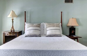 1 bedroom, desk, iron/ironing board, WiFi - Liberty Garden, Historic | Cozy | Free Parking (Savannah)