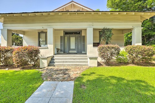 Quaint Leeds Studio w/ Yard ~ 18 Mi to Birmingham!