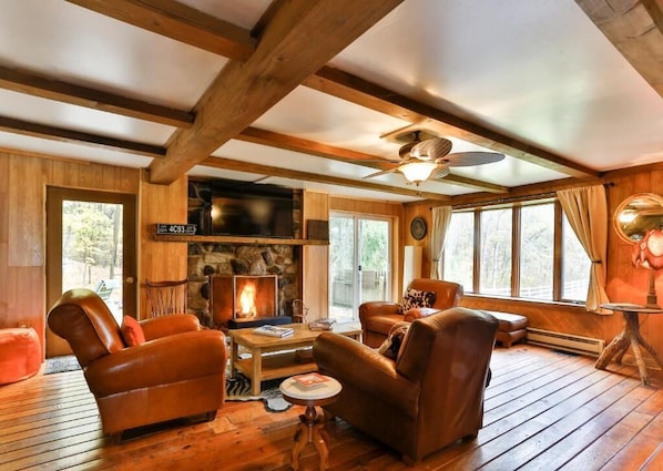 Living area - Farmhouse in Catskill/ Hudson Valley (Catskill)