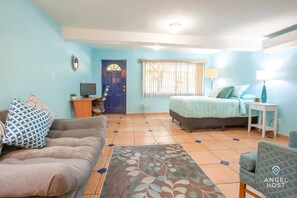 Escritorio, wifi gratis y ropa de cama 