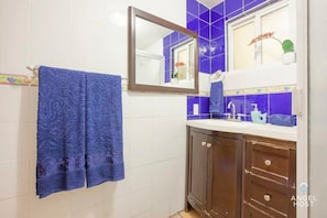 Regadera, secadora de cabello, toallas, jabón