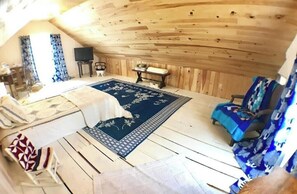 4 bedrooms, iron/ironing board, free WiFi, bed sheets - Snowmobiling, hiking, rafting paradise from this gorgeous Millinocket home (Millinocket)