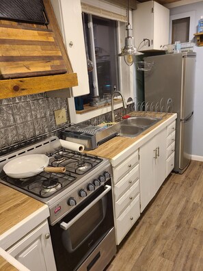 Kühlschrank, Ofen, Herdplatte, Wasserkocher mit Kaffee-/Teezubehör