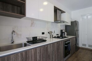 Geladeira, micro-ondas, fogão, cooktop