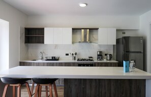 Frigorífico, microondas, horno y placa de cocina