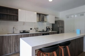 Réfrigérateur, micro-ondes, four, plaque de cuisson