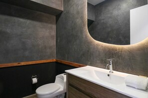 Douche, sèche-cheveux, serviettes fournies