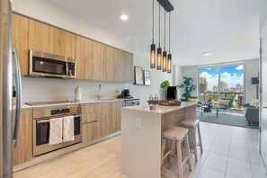 冰箱、微波炉、烤箱、炉灶