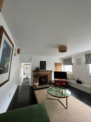 House | Interior - 2 Bed Grade 2 - Dates Back to 1500's (Colchester)