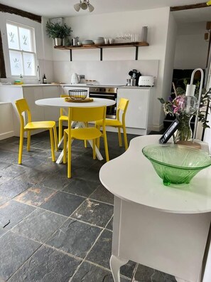 Hus | Eget kök | Kylskåp, mikrovågsugn, ugn och spishäll