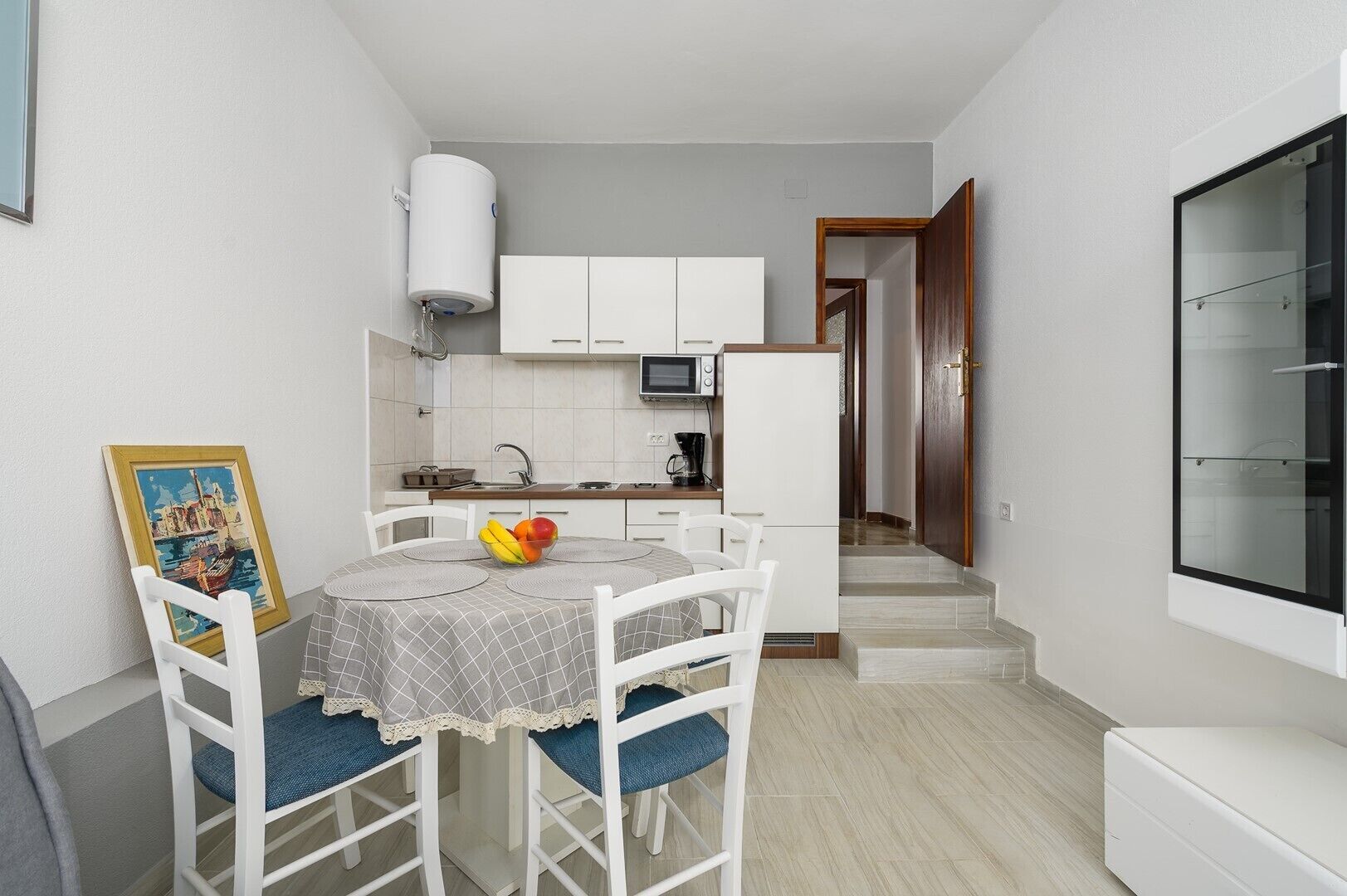 Mikrowelle, Ofen, Herdplatte, Wasserkocher mit Kaffee-/Teezubehör