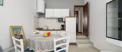 Microwave, oven, stovetop, coffee/tea maker