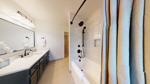 Hair dryer, towels - Forest Retreat with Access to Exclusive Golf (Sunriver)