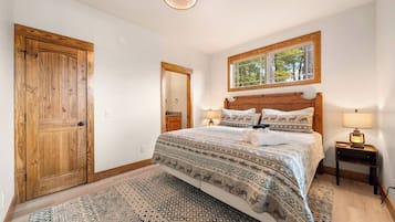 3 habitaciones, escritorio y tabla de planchar con plancha