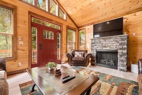Smart TV, fireplace, video games. Cabin: Newly Built, Amazing Lake&Mtn Views, Gas Fire Pit, Hot Tub, Fully Stocked, New Appliances, 3 King Beds, 1 Floor