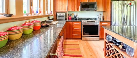 Jääkaappi, mikroaaltouuni, uuni, liesi