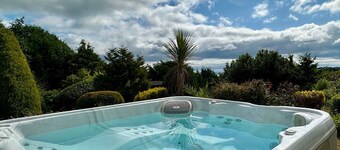 The Spinney - Large home with hot tub, gym, amazing sea views