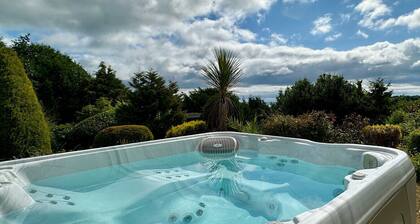 The Spinney - Large home with hot tub, gym, amazing sea views