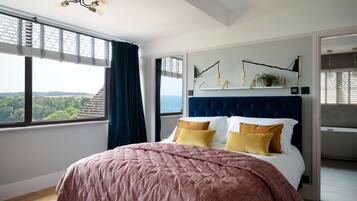 5 bedrooms, desk, iron/ironing board, travel crib