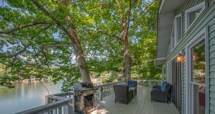 Lake Al'Lure A true lake life experience with boathouse, game room and dog friendly
