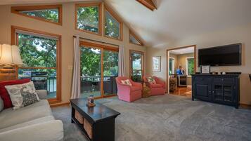 Télévision, table de tennis de table, livres