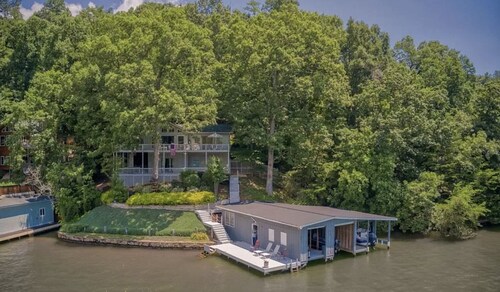 Lake Al'Lure A true lake life experience with boathouse, game room and dog friendly