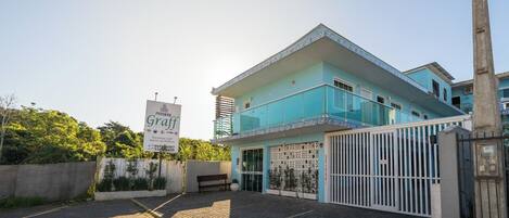 Fachada de la propiedad