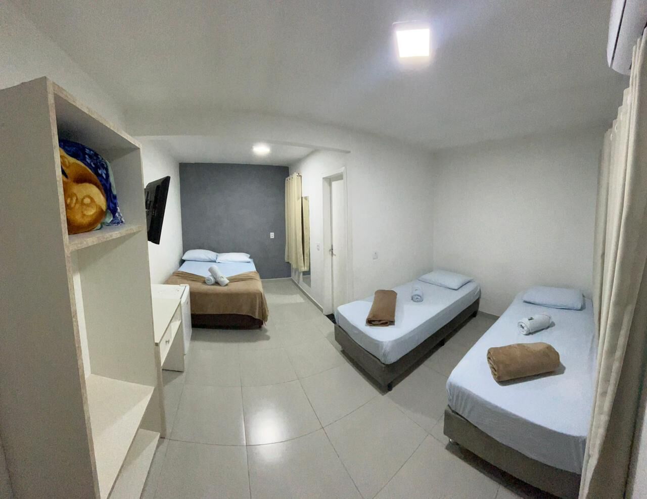 舒适四人房 | 办公桌、笔记本电脑工作区、免费 WiFi、床单