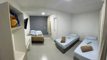 Escritorio, espacio para trabajar con laptop y wifi gratis