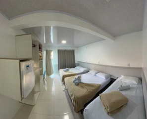 Family Room | Desk, laptop workspace, free WiFi, bed sheets - Pousada Graff (Penha)